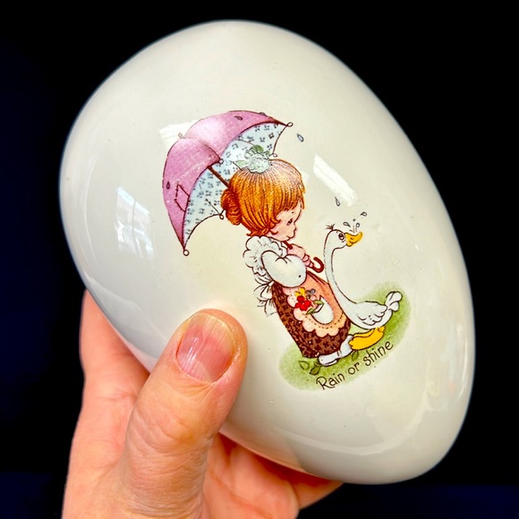 Retro  large signed 1974 HOLLY HOBBIE ceramic Easter egg trinket box - Picture 2 of 6